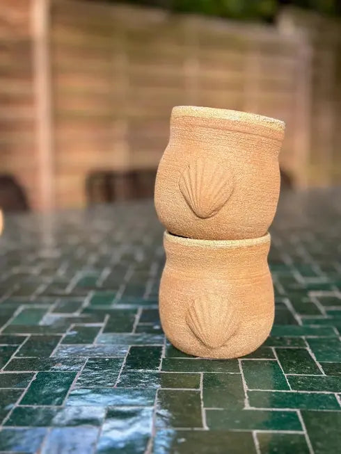 Tasse coquillage  en grès roux chamotté- émaillée intérieur et bord de lèvre