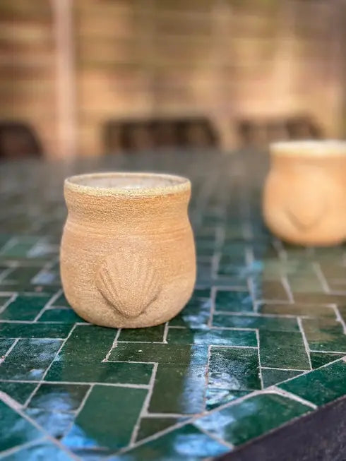 Tasse coquillage en grès roux chamotté- émaillée intérieur et bord de lèvre