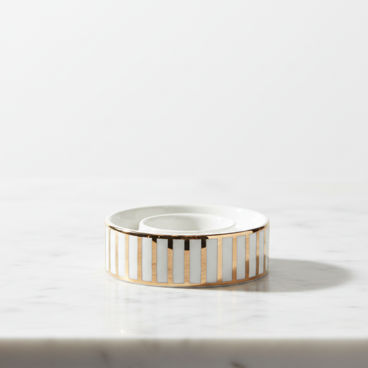 Bougeoir doré sur marbre blanc - lifestyle