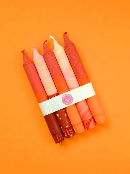 Lot de 5 bougies décoratives coniques fabriquées de façon artisanale