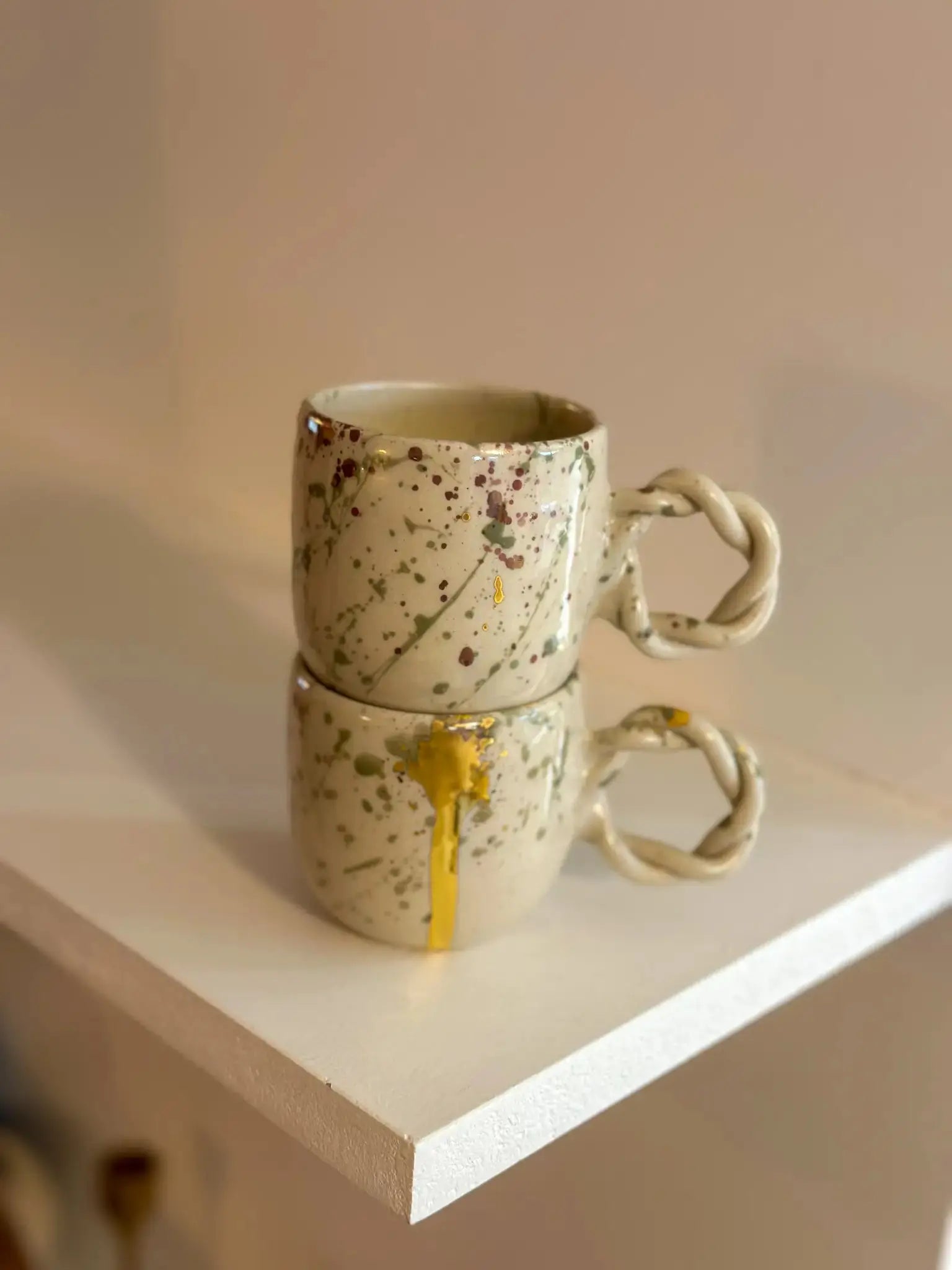 Tasse expresso avec anse torsadée