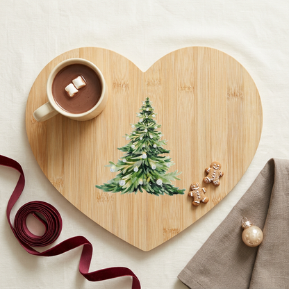 Goûter de Noël avec chocolat chaud sur le plateau cœur au sapin