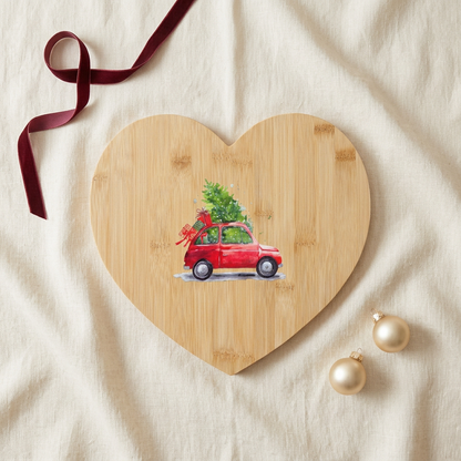 Plateau cœur voiture rouge en flat lay chic sur lin ivoire