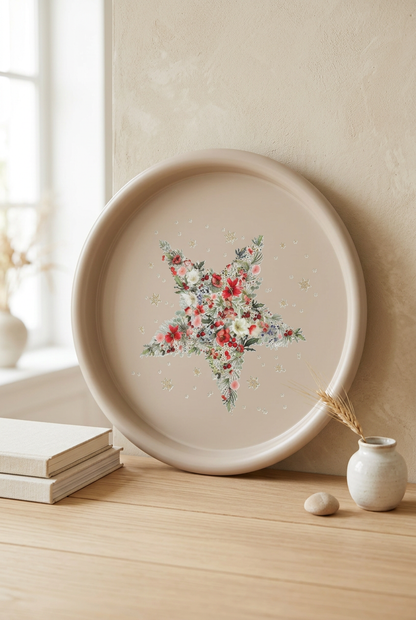 Plateau à l'étoile fleurie dressé contre un mur beige à la chaux