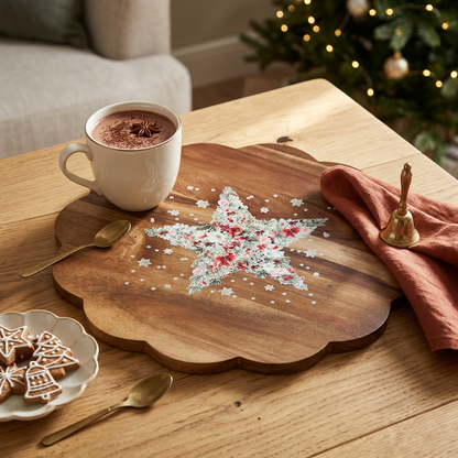 Plateau étoile avec chocolat chaud et biscuits à côté