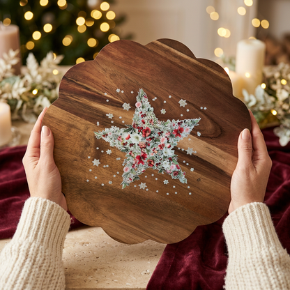 Plateau étoile de Noël tenu entre les mains
