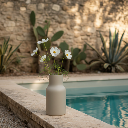 Vase greige cylindrique bord de piscine