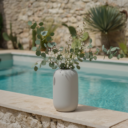 Vase gris capsule bord de piscine