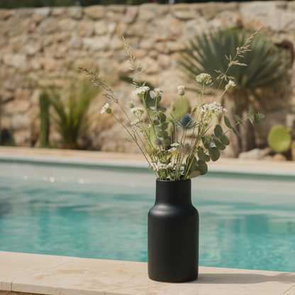 Vase noir bouquet sauvage bord de piscine